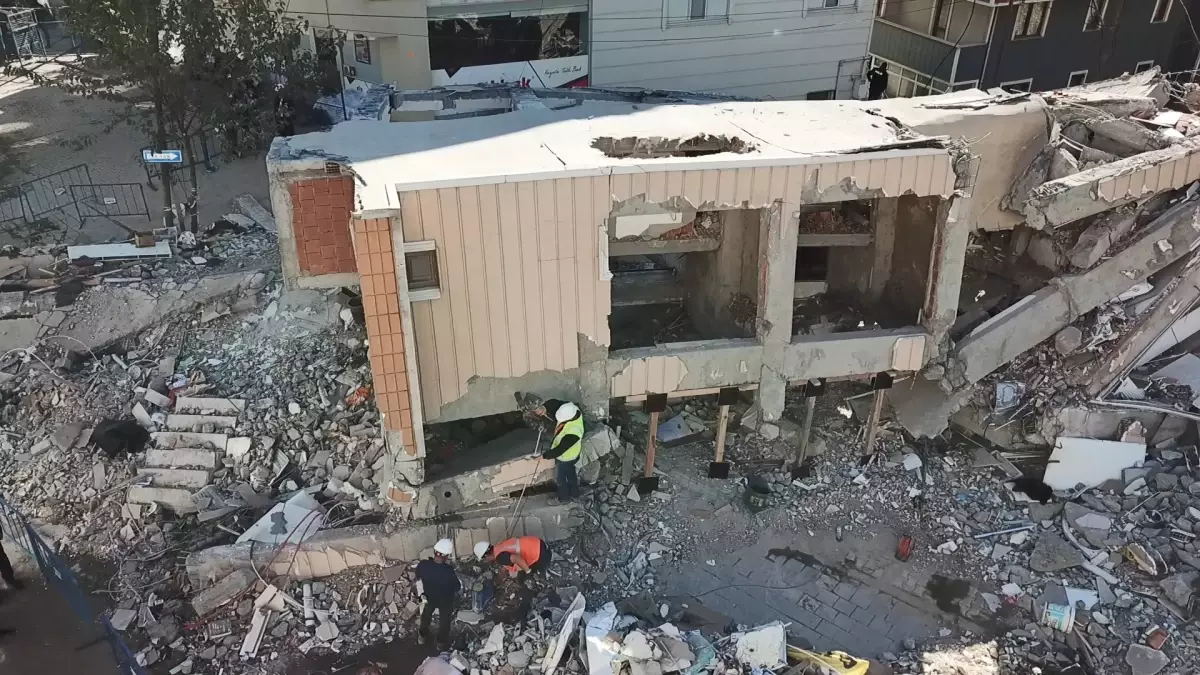 Gebze’de Çöken Bina Dronla Görüntülendi