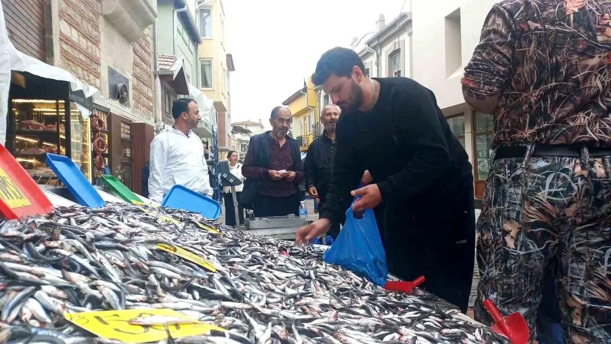 Hamsi Fiyatları Yarıya Düşerek Vatandaşları Sevindirdi