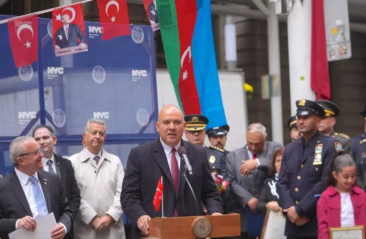 New York’un finans merkezi Wall Street’te, Cumhuriyet Bayramı nedeniyle göndere Türk bayrağı çekildi