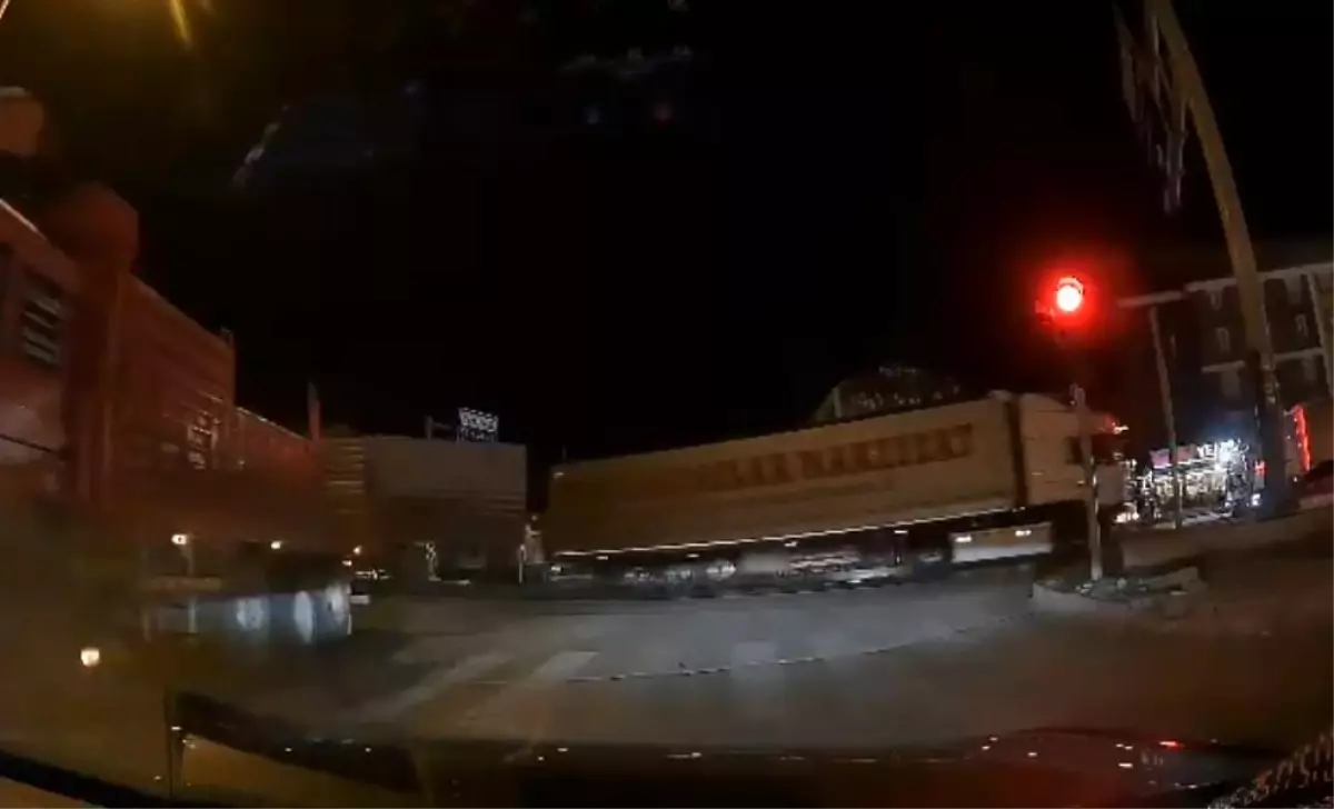 Tırın Kapak Açıldı, Otomobil Kılpayı Kurtuldu