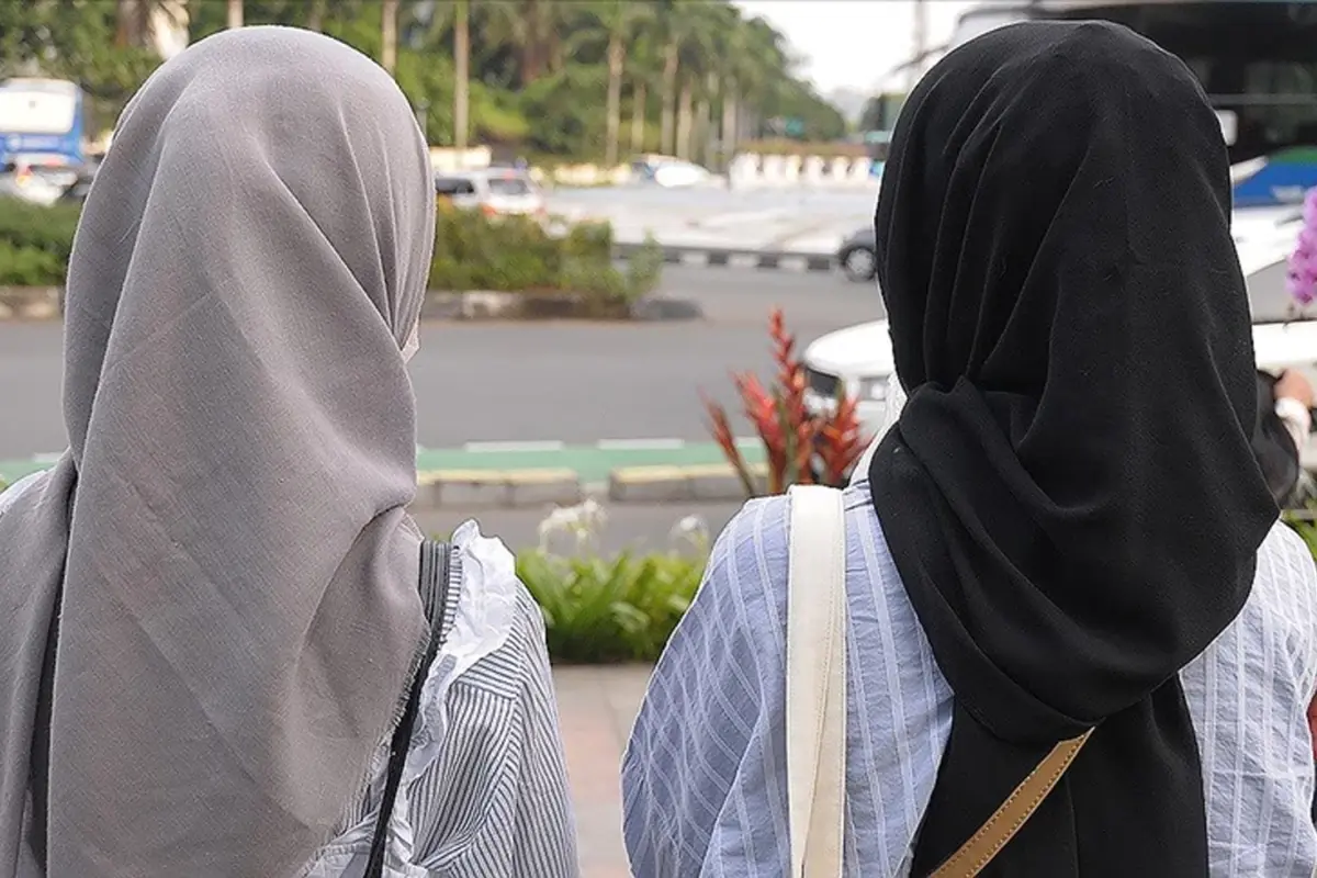 Yüzde 92’si Müslüman olan ülkede okullarda başörtüsü yasaklandı