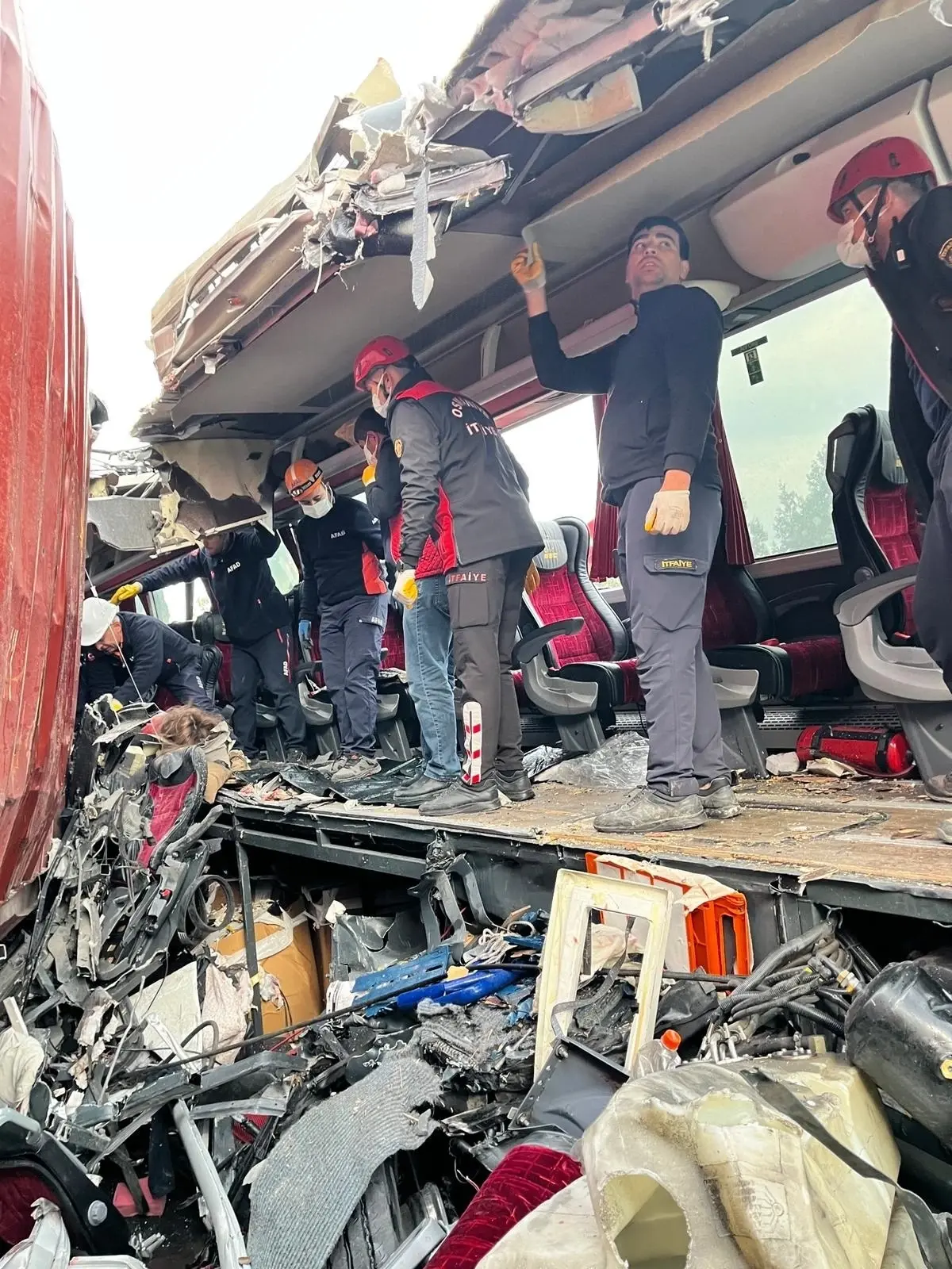 Osmaniye’de yolcu otobüsü, TIR’a arkadan çarptı: 6 ölü, 11 yaralı