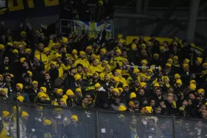 Fenerbahçe, Kocaeli’de Taraftara Sarı Bere Dağıttı
