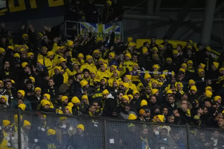Fenerbahçe, Kocaeli’de Taraftara Sarı Bere Dağıttı