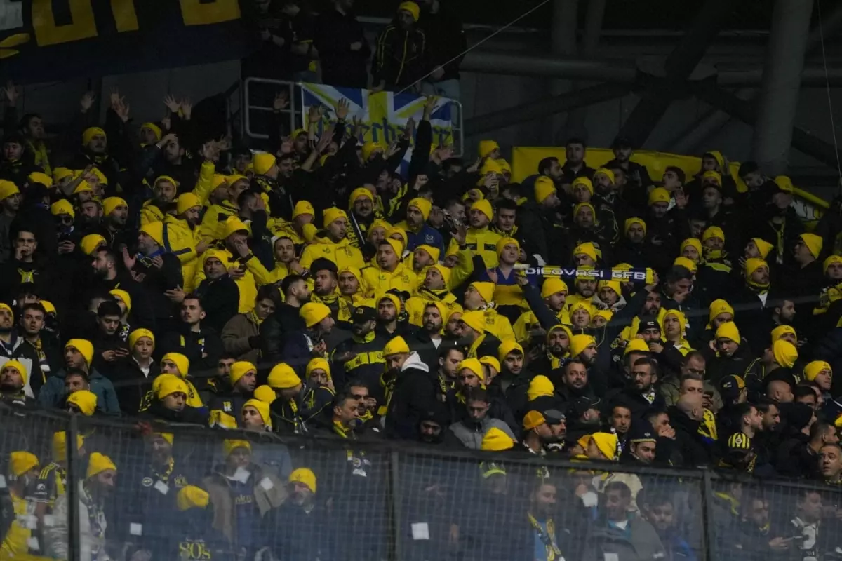 Fenerbahçe, Kocaeli’de Taraftara Sarı Bere Dağıttı