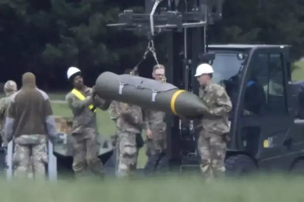 Görüntüler İngiltere’den! İran’ı vuracak füzeler ABD uçaklarına yüklendi