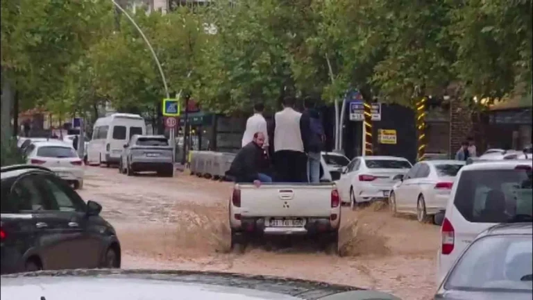 Diyarbakır Ergani’de sürücüler araçlarıyla çukurlara düştü, evleri su bastı