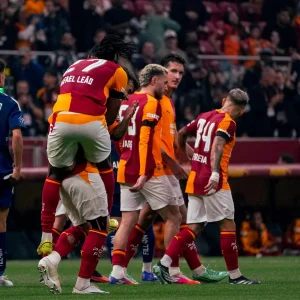 Torreira kırmızı kart gördü, Galatasaray Kasımpaşa’yı 3-1 yenip 16 puanla lider oldu